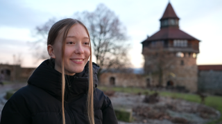 Schülerin Naomi vor dem Dicken Turm in Esslingen: Für den Maskottchen-Aufruf hat sie das Wahrzeichen der Stadt gezeichnet