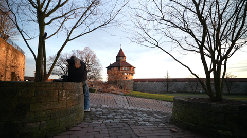 Naomi Klohn an ihrem Esslinger Lieblingsort, dem "Dicken Turm". Ihn zu zeichnen, war nicht einfach.
