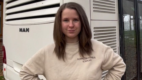 Flo Eckhoff vor ihrem Doppeldeckerbus - sogar mit eigens angefertigtem Shirt. 