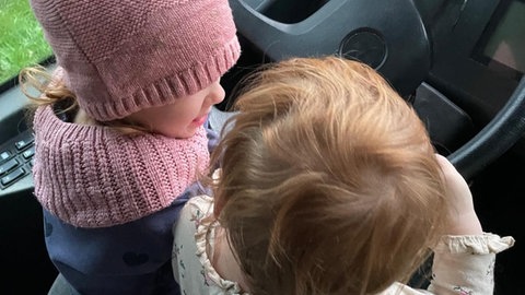 Zwei Mädchen am Lenkrad in einem Doppeldeckerbus
