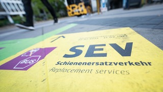 Ein Aufkleber weist an einer Ersatzhaltestelle auf Schienenersatzverkehr hin