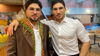 Der abgeschobene Student Ramzi Awat Nabi und sein Bruder bei ihren Wiedersehen in Stuttgart, Arm in Arm.