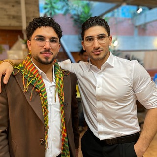 Der abgeschobene Student Ramzi Awat Nabi und sein Bruder bei ihren Wiedersehen in Stuttgart, Arm in Arm.