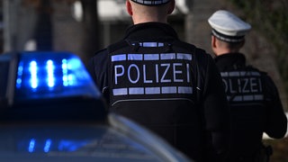 Polizisten und Blaulicht: Die Polizei ermittelt im Fall der toten Frau, die in Stuttgart in einem Wohnheim gefunden wurde.