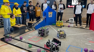 Welcher Roboter wirft die meisten Bälle ins Ziel? Darum ging es beim Robotik-Wettkampf in Stuttgart