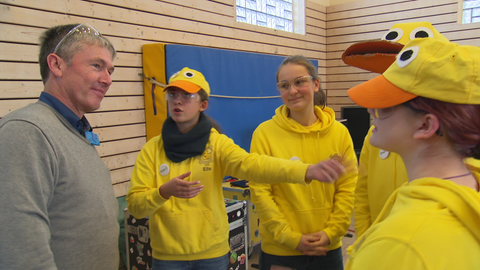 Veranstalter Werner Fick mit dem Stuttgarter Team, den Enten.