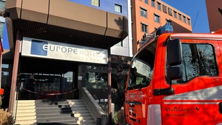 Feuerwehrauto vor Hotel