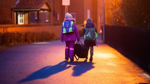 Zwei Kinder auf dem Schulweg. In Waiblingen ist ein Junge auf dem Schulweg von einem Mann in einen Hinterhof gezogen und belästigt worden. (Symbolbild)