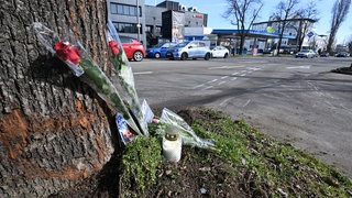 Blumen liegen an der Unfallstelle nach einem mutmaßlichen Autorennen mit zwei Toten in Ludwigsburg. (Archivbild)