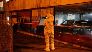 Nach einer Randale in einem Mehrfamilienhaus hat ein Spezialeinsatzkommando der Polizei in Wangen bei Göppingen einen Mann angeschossen. Jetzt ermittelt die Staatsanwaltschaft Ulm.