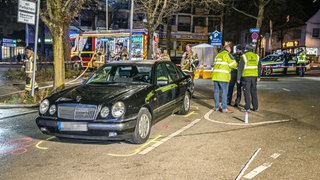 Die Polizei an einem Unfallauto eines 19-Jährigen. In Göppingen ist eine Fußgängerin durch den Unfall gestorben. 