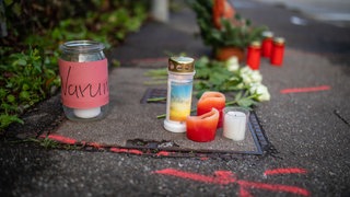 Nach einem tödlichen Verkehrsunfall in Esslingen steht unter anderem ein Glas mit einer Kerze und der Aufschrift "Warum?" am Unfallort.