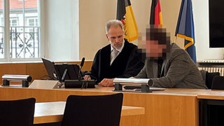 Angeklagter mit Verteidiger im Amtsgericht Esslingen. Ihm wird vorgeworfen, eine Frau und ihre Söhne überfahren zu haben.