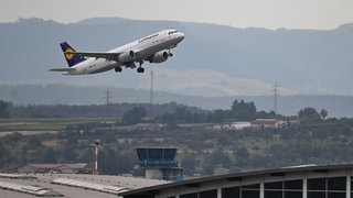 Eine Lufthansa-Maschine am Stuttgarter Flughafen (Archivbild)