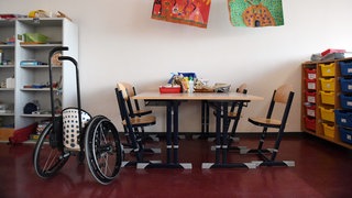 Ein leeres Klassenzimmer, in dem auch ein Rollstuhl für Kinder zu sehen ist: Weil Stuttgart Verträge mit dem ASB gekündigt hat, können an die 150 Kinder mit Behinderung derzeit nicht zur Schule.