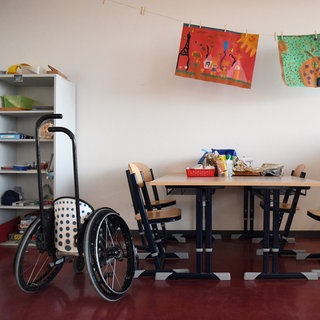 Ein leeres Klassenzimmer, in dem auch ein Rollstuhl für Kinder zu sehen ist: Weil Stuttgart Verträge mit dem ASB gekündigt hat, können an die 150 Kinder mit Behinderung derzeit nicht zur Schule.