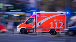 Ein Rettungswagen fährt mit Blaulicht zum Einsatz. Ein Fußgänger wurde in Sachsenheim angefahren und ist gestorben.