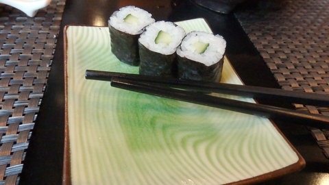 Sushi auf einem Teller: Einem führenden Mitarbeiter mehrerer Sushi-Restaurants in Stuttgart wird vor dem Landgericht der Prozess gemacht.