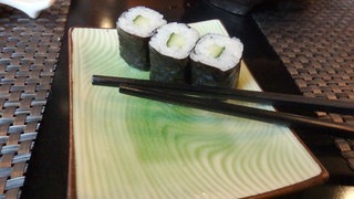 Sushi auf einem Teller: Einem führenden Mitarbeiter mehrerer Sushi-Restaurants in Stuttgart wird vor dem Landgericht der Prozess gemacht.