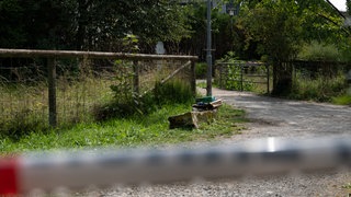 Polizeiabsperrung am Rand von Filderstadt: Dort wurde im Sommer 2025 ein Koffer mit einer Leiche gefunden.