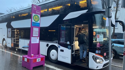 Ersatzverkehr in Waiblingen: Ein Mann steigt in einen Bus.