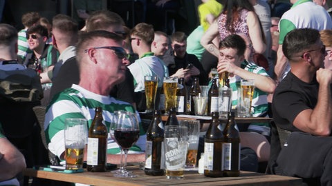 Fans von Celtic Glasgow genießen die Zeit am Schlossplatz vor dem Spiel gegen den VfB Stuttgart.