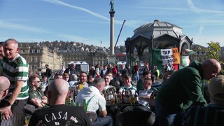 Fans von Celtic Glasgow genießen die Zeit am Schlossplatz vor dem Spiel gegen den VfB Stuttgart.