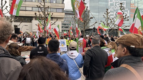 Eine Demonstration in Stuttgart nach den Angriffen von Israel und den USA auf den Iran.