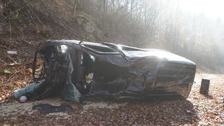 Ein Kleintransporter stürzte im Kreis Göppingen einen Hang hinunter. Das Fahrzeug war laut Polizei auf der K1400 von Stötten nach Geislingen unterwegs.
