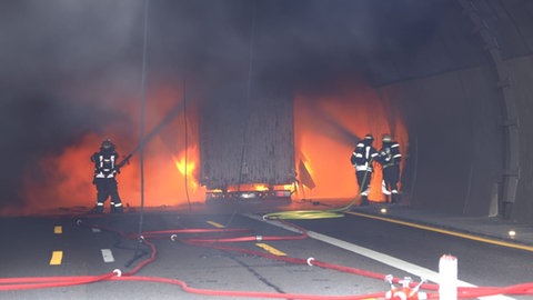 Die Feuerwehr im Einsatz am brennenden Lkw-Anhänger. Der Engelbergtunnel auf der A81 wurde komplett gesperrt. Laut Polizei ist der Brand inzwischen gelöscht.