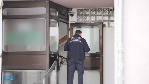 Ein Beamter der Kriminalpolizei ist vor einer Moschee im Rems-Murr-Kreis im Einsatz. Bei einem Messerangriff wurde eine Person verletzt, wie ein Polizeisprecher mitteilte.