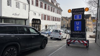 Durch Leonberg (Kreis Böblingen) fahren nach dem Brand im Engelbergtunnel viele Lkw.