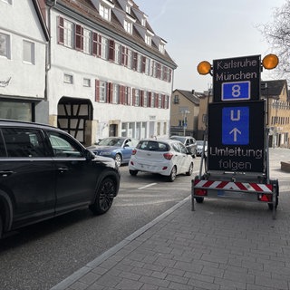 Durch Leonberg (Kreis Böblingen) fahren nach dem Brand im Engelbergtunnel viele Lkw.