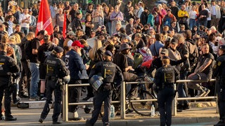 Polizeibeamte und -Beamtinnen haben Gegner einer rechten Demonstration auf dem Stuttgarter Marienplatz stundenlang eingekesselt.