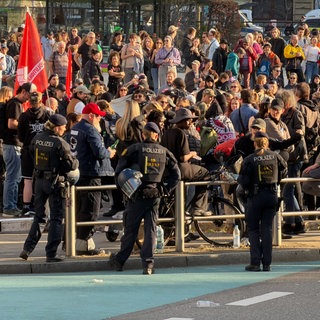 Polizeibeamte und -Beamtinnen haben Gegner einer rechten Demonstration auf dem Stuttgarter Marienplatz stundenlang eingekesselt.