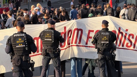 Polizisten haben am Samstag auf dem Marienplatz in Stuttgart nach einer Querdenken-Demonstration eine Gruppe Gegendemonstranten eingekesselt.