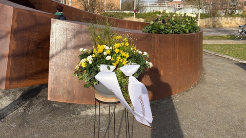 Der "Gebrochenen Ring" in Winnenden geschmückt mit weißen Rosen. 
