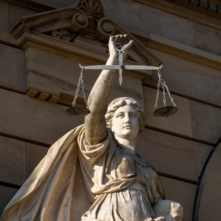 Justitia vor einem Gerichtsgebäude (Archivbild)