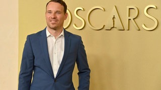 Spezialeffekte-Künstler Michael Ralla vor einem Oscar-Schriftzug: Er ist für seine visuellen Effekte im Film "Blood & Sinners" nominiert.