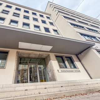 Die Staatsanwaltschaft Stuttgart: Zwei Bedienstete dort sollen auch in Verbindung mit dem Fall eines Mordversuchs in Tamm gegen Geld und Schmuck Dienstgeheimnisse an Dritte weitergegeben haben. Nun hat die Staatsanwaltschaft Heilbronn Anklage erhoben.