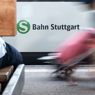 Eine S-Bahn steht am Gleis: Verspätungen und Ausfälle waren 2025 extrem hoch in der Region Stuttgart. Doch eine direkte Entschädigung für Fahrgäste gibt es nicht - trotz Zahlungen der Deutschen Bahn. (Archivbild)