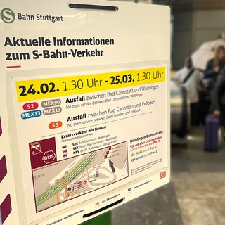 Hinweisschild zum Schienenersatzverkehr am Bahnhof in Waiblingen: Seit Ende Februar und noch bis zum 25. März müssen Fahrgäste von S-Bahn und Regionalverkehr mit Fahrziel Stuttgart auf den Ersatzbus ausweichen.