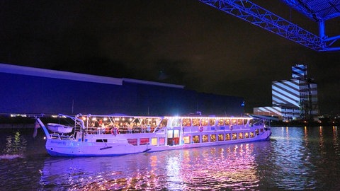 Ein Schiff fährt während der Langen Nacht der Museen in Stuttgart am Stuttgarter Hafen vorbei, der von einer Lichtinstellation in Szene gesetzt. 