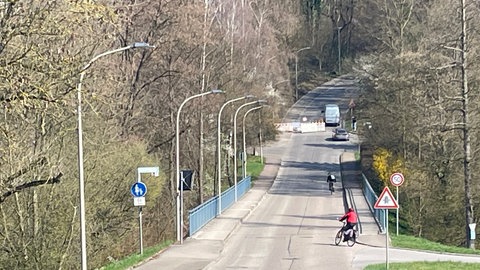 Am Tag nach dem Unfall ist die Klinglestalstraße in Waiblingen gesperrt. Wer von Kleinhegnach nach Neustadt will, muss einen größeren Umweg fahren. Einige ignorierten deshalb die Absperrung und fuhren doch auf der Straße, wo tags zuvor ein umstürzender  Baum einen Autofahrer getötet hat.