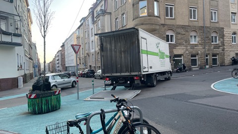 LKW parkt entlang der Straßensperrung.