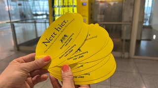 Die Kult-Sticker gibt es nun an einem Automaten am Stuttgarter Flughafen zu kaufen. 