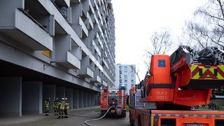 Feuerwehr-Fahrzeuge im Einsatz bei einem Brand in einem Hochhaus in Stuttgart-Bad Cannstatt