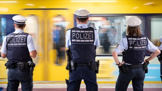 Polizeibeamte mussten am Donnerstag an der Haltestelle Schlossplatz einschreiten (Symbolbild).  