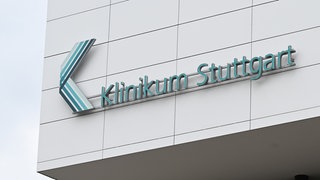 Das Logo des Klinikums Stuttgart ist an einem Gebäude des Krankenhauses angebracht.
