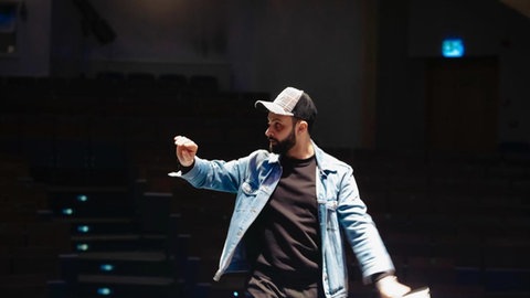 Hayan Amer auf der dunklen Bühne